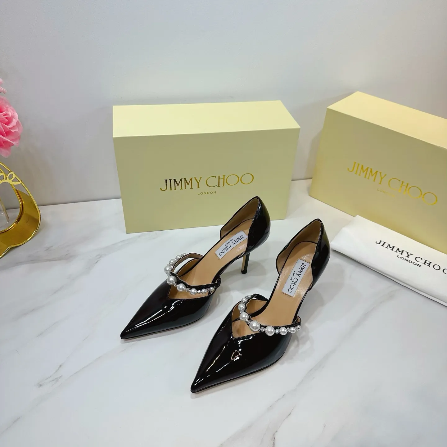 👟👟Ex-factory price 620👟👟 JIMMY CHOO (Jimmy CHOO) 💝💝💝 is a very comprehensive noble fashion lifestyle brand, with a series of women's high-heeled, medium-heeled, flat-heeled sandals with the same straps from major fashion bloggers and celebrities in Hong Kong and the United States.  The Australian pointed toe, round toe and square toe series are simply beautiful. Fall in love with elegance and playful sense of the future. Just by looking at them, you want to own them immediately, but you can really think about a pair of exquisite high heels~~~~~~~~~~~~~~~~~ 💝This series is specially designed for extraordinary and indifferent ladies, thus creating a unique overall effect, Jimmy Choo Design products that inspire women to move forward and show their charm💝💝💝 1⃣️Material: Imported patent leather 2⃣️Inner: Imported Italian lambskin, super soft and delicate 3⃣️Outsole: Imported Italian original original color genuine leather outsole Heel height 8.5 4⃣️Code number: 35 to 39 (34.40.41.42. Customized)